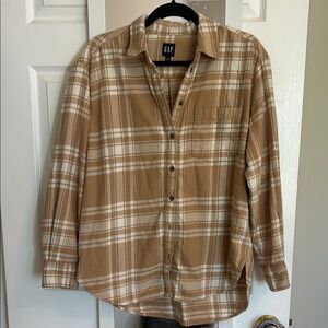 GAP Women’s Oversized Tan Plaid Button-Up Shirt